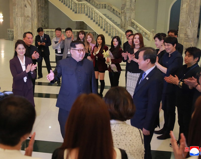 GALERIE FOTO | Kim Jong-un, ”emoționat profund” de concert sud-coreean de la Phenian