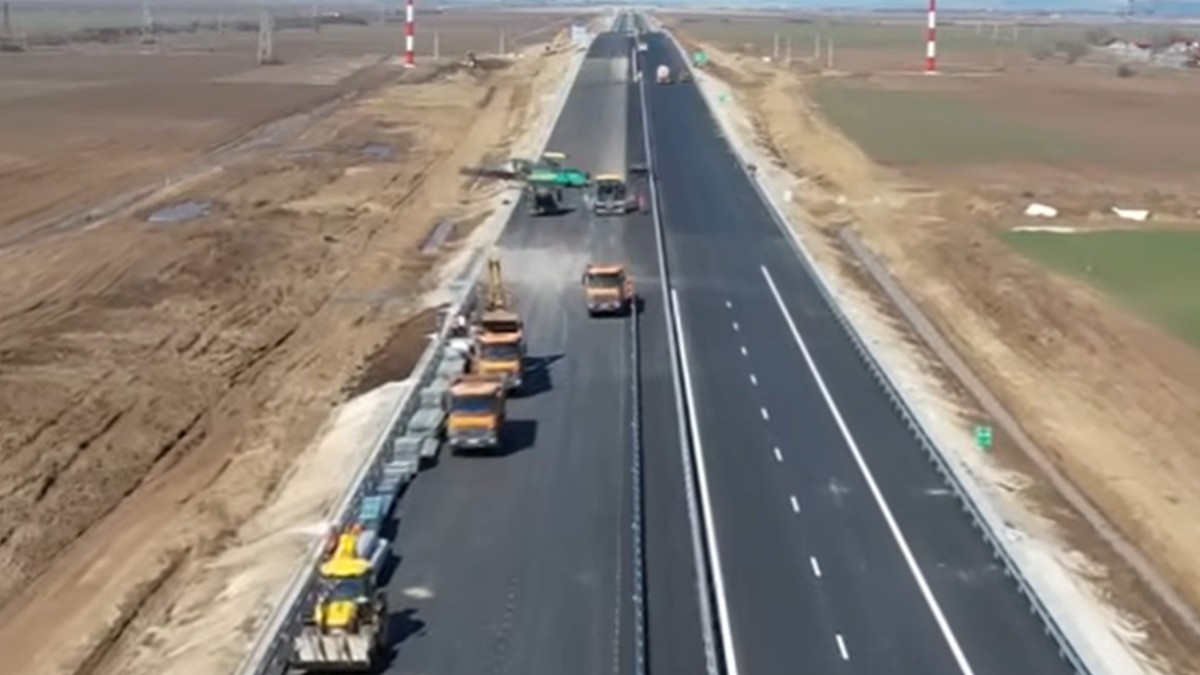 Pe Autostrada A7 se asfaltează ultimii kilometri ai lotului 2 din secțiunea Focșani - Bacău, 11 martie 2026