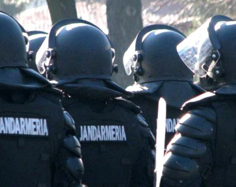 Jandarm agresat în județul Argeș, în timpul unor descinderi la o grupare de skimmeri