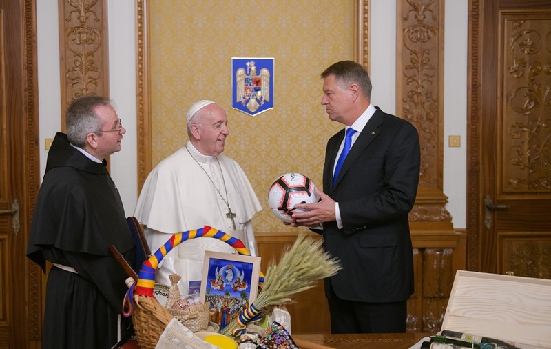 Cadourile primite de Papa Francisc de la Klaus Iohannis. Obiectele reprezintă toate regiunile României / FOTO&VIDEO