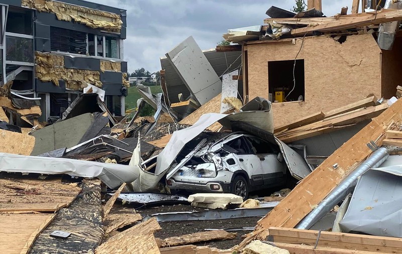 Cel puțin un mort și peste 40 de răniți, după ce o tornadă a devastat orașul elvețian La Chaux-de-Fonds
