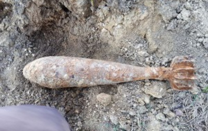 Bombă neexplodată descoperită de un sătean în grădină