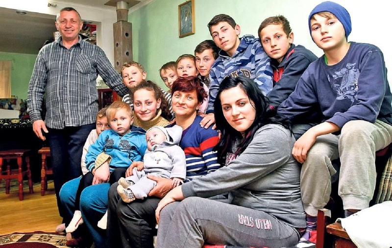 Mama cu 17 copii din Breaza trăiește o dramă. E bătută și amenințată cu moartea de fostul soț și n-are unde să plece ca să scape de abuzurile lui