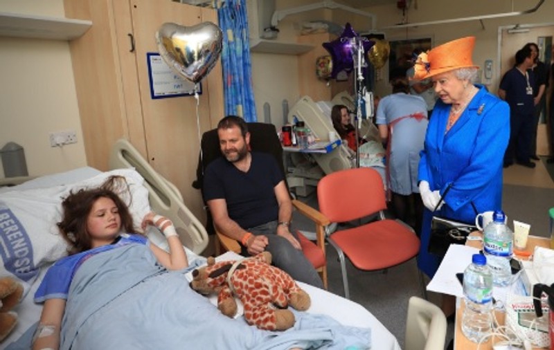 Regina Elisabeta a II-a a Marii Britanii, în vizită la copiii răniți în atacul de la Manchester Arena