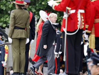 epa09993383 British Prime Minister Boris Johnson (C) arrives for the National Service of Thanksgiving as part of the celebrations of the Platinum Jubilee of Queen Elizabeth II, at St Paul's Cathedral in London, Britain, 03 June 2022. Queen Elizabeth II will not be attending the service after experiencing 'discomfort'. The service celebrates the Queen's Platinum Jubilee, marking the 70th anniversary of her accession to the throne on 06 February 1952. EPA-EFE/TOLGA AKMEN