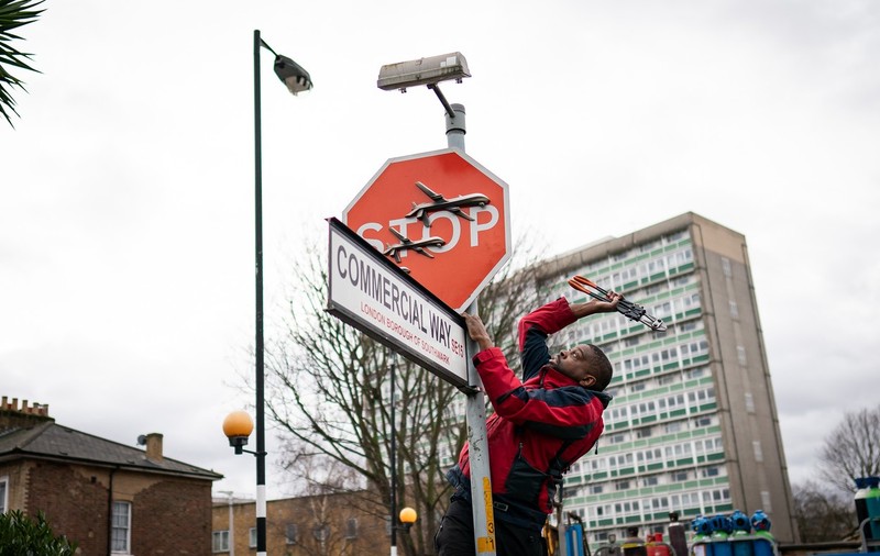 Un bărbat a fost arestat la Londra după ce a furat o lucrare a artistului stradal Banksy. VIDEO
