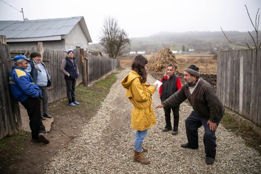 Ion Răchită, zis “Jangalete”, ne arată înălțimea unui copil care e nevoit să meargă pe jos la școală