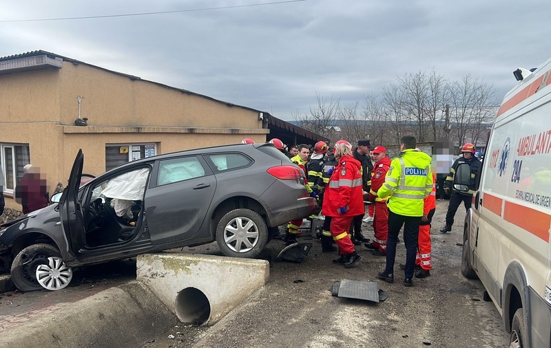 Cinci persoane au fost rănite după ce o mașină şi o ambulanţă s-au ciocnit în Iași