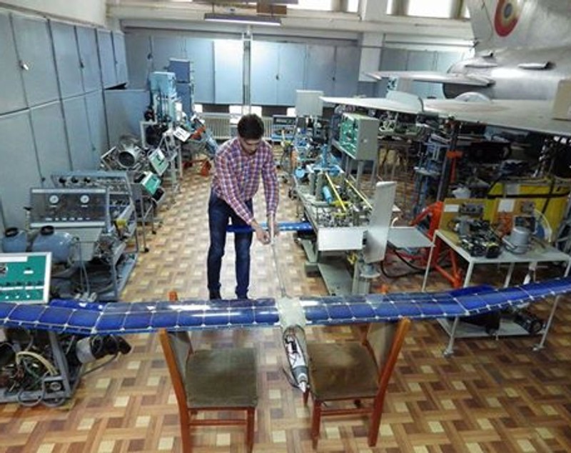Un student din Craiova a inventat avionul care zboară nonstop. Prototipul revoluționar este alimentat cu baterii solare