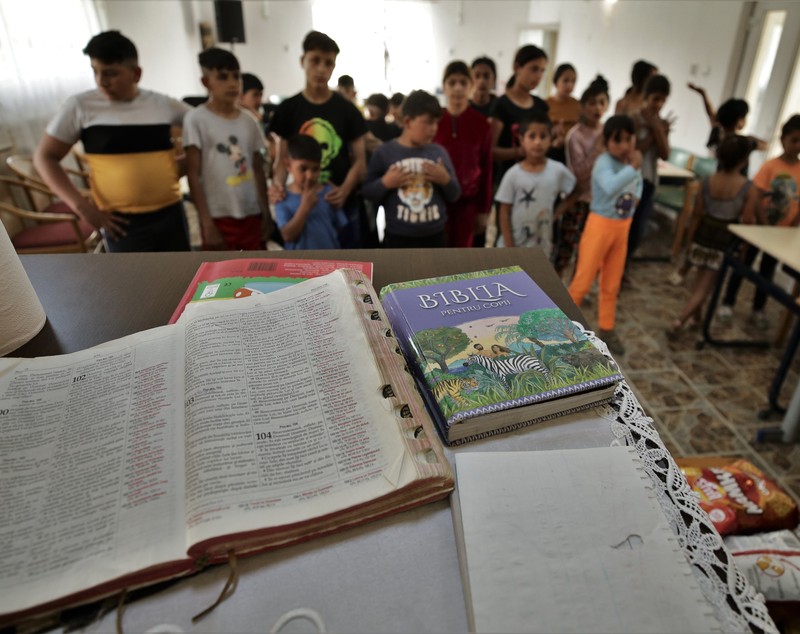 REPORTAJ. Omul care aduce pâinea. Într-un sat din Mureș, un pastor este singurul ajutor pentru zeci de oameni sărmani: „Pentru cei mari e târziu, dar poate copiii să-i scoatem la lumină”