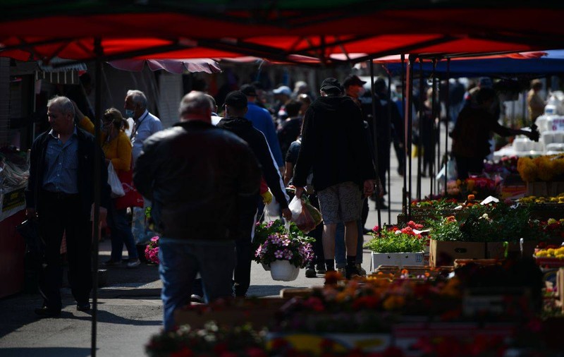 Invincibililor care se înghesuie prin pieţe și pe străzi