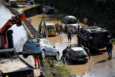 Mașinile luate de ape sunt ridicate de pe o autostradă | Foto: EPA
