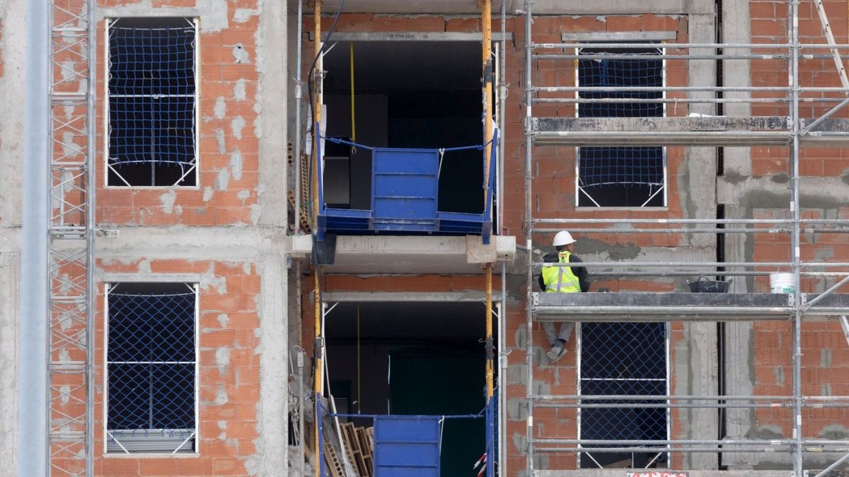 Un muncitor lucrează pe șantierul unui bloc de apartamente pe 17 mai 2024, în Madrid (Spania).