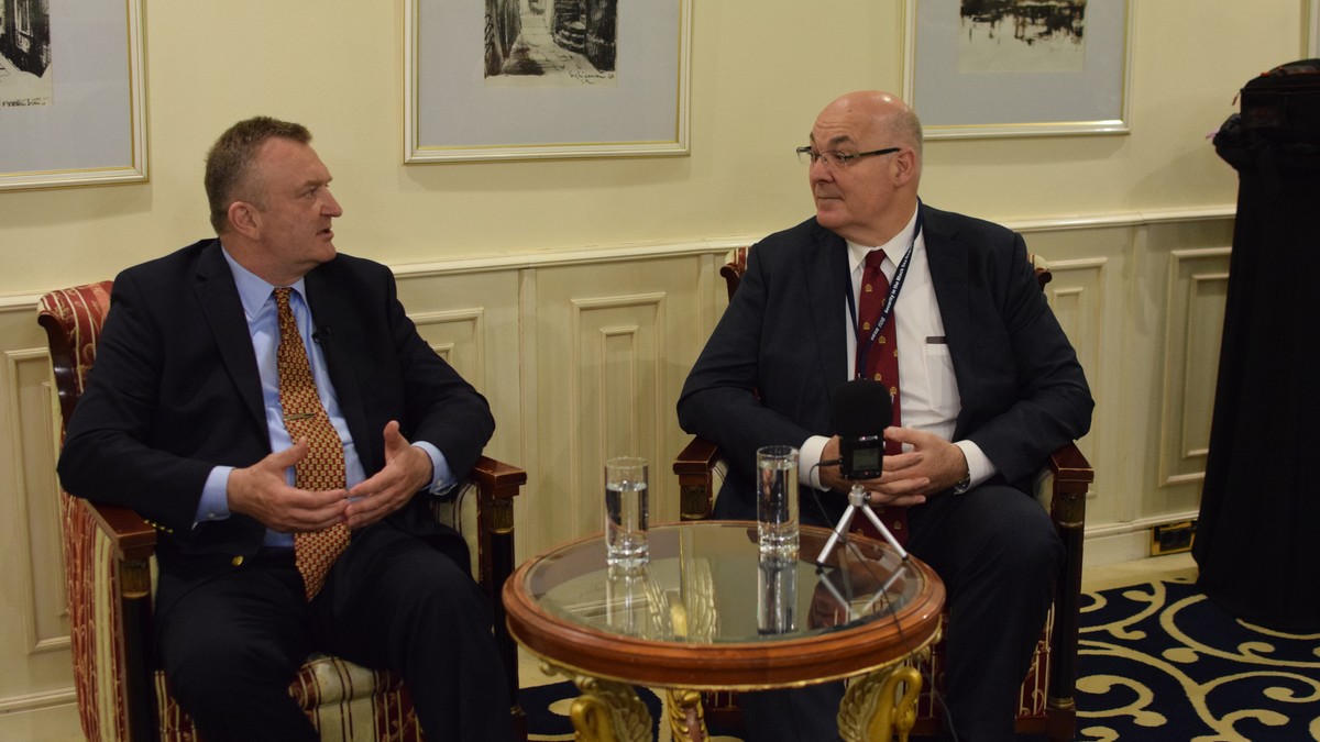 Sergei Konoplyov a fost ofițer în Armata Sovietică, iar Robert J. Smith a fost ofițer în Forțele Aeriene ale Statelor Unite ale Americii