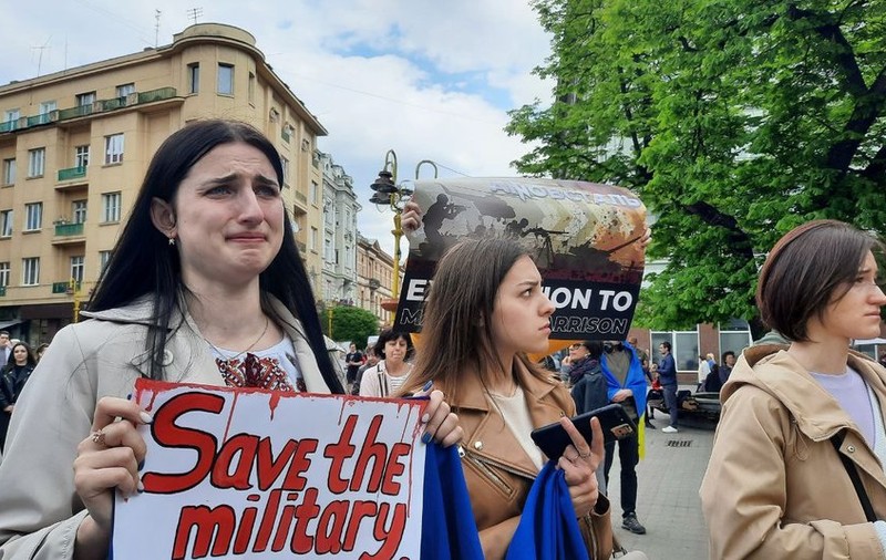 Manifestație cu lacrimi în ochi a soțiilor și a mamelor soldaților care apără Azovstal: „Scoateți-ne copiii de acolo!”