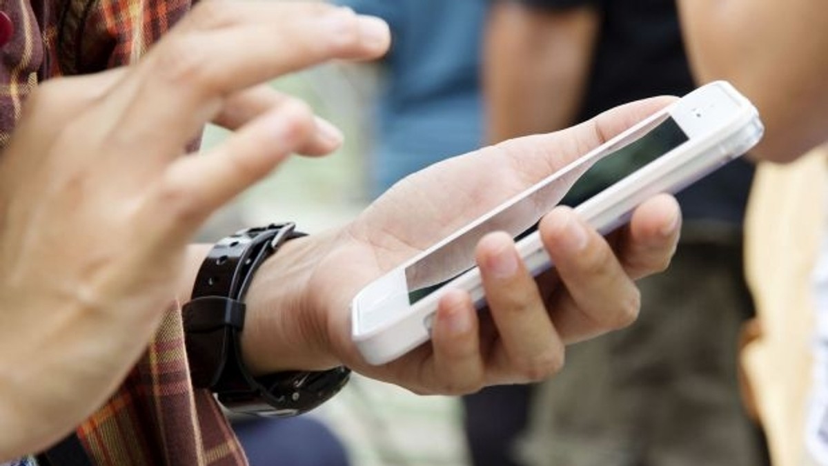 Un polițist gălățean, furnizor de telefoane pentru un infractor arestat. Agentul l-a ”taxat” pe hoț cu 2.000 de euro pentru trei aparate