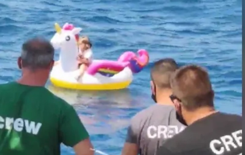 Operațiunea de salvare a unei fetițe de 4 ani, luată de curenți cu tot cu unicornul ei gonflabil, în Golful Corint