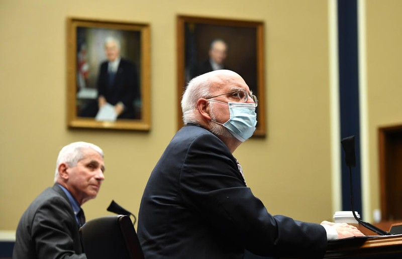 Dr. Robert Redfield (dreapta)