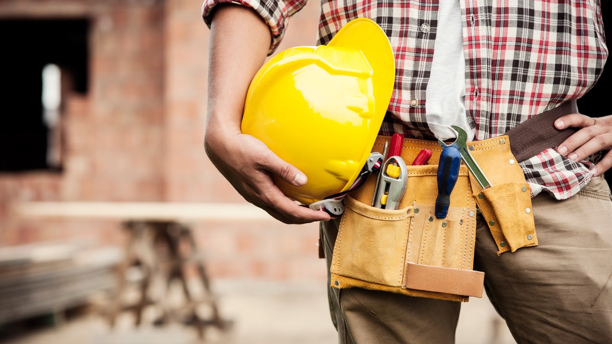 muncitor în construcții care ține o cască