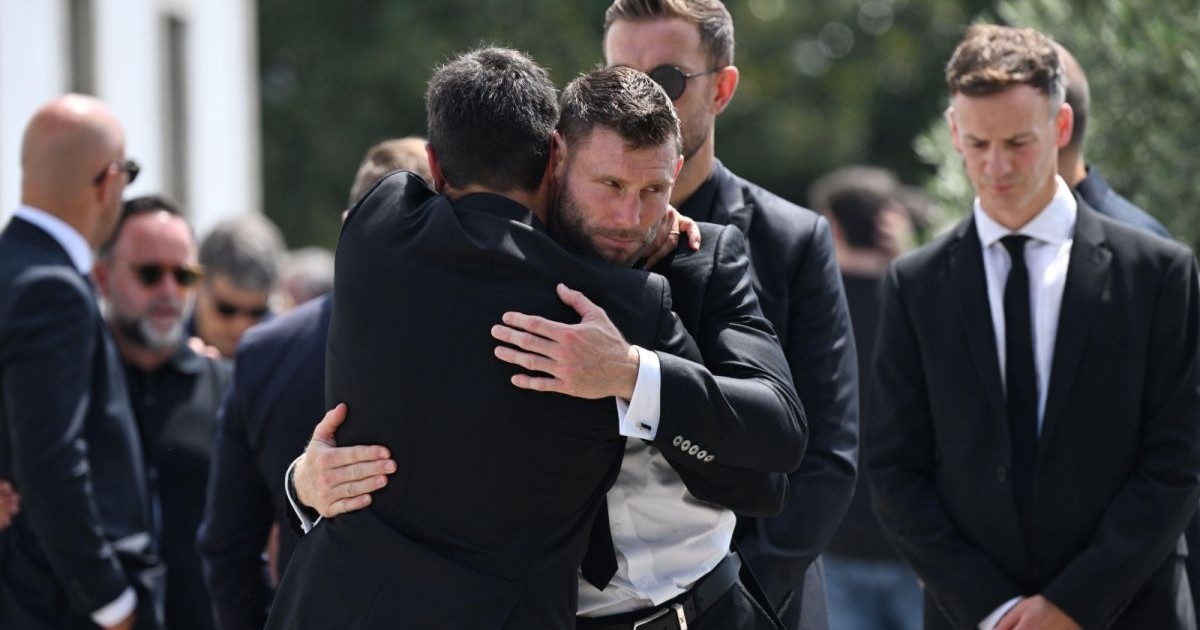 James Milner se îmbrățișează cu o persoană la înmormântarea fostului său coleg de la Liverpoool, Diego Jota, 5 iulie 2025