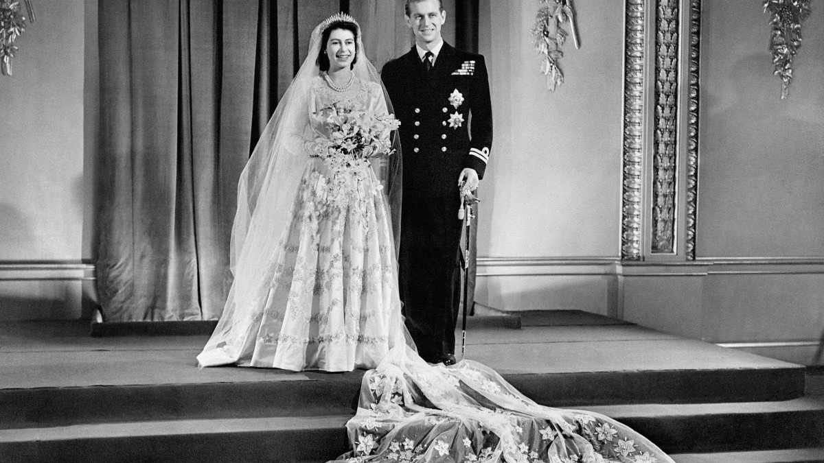 Prințesa Elisabeta (mai târziu Regina Elisabeta a II-a) și Lt Philip Mountbatten, îmbrăcați elegant după ceremonia de nuntă