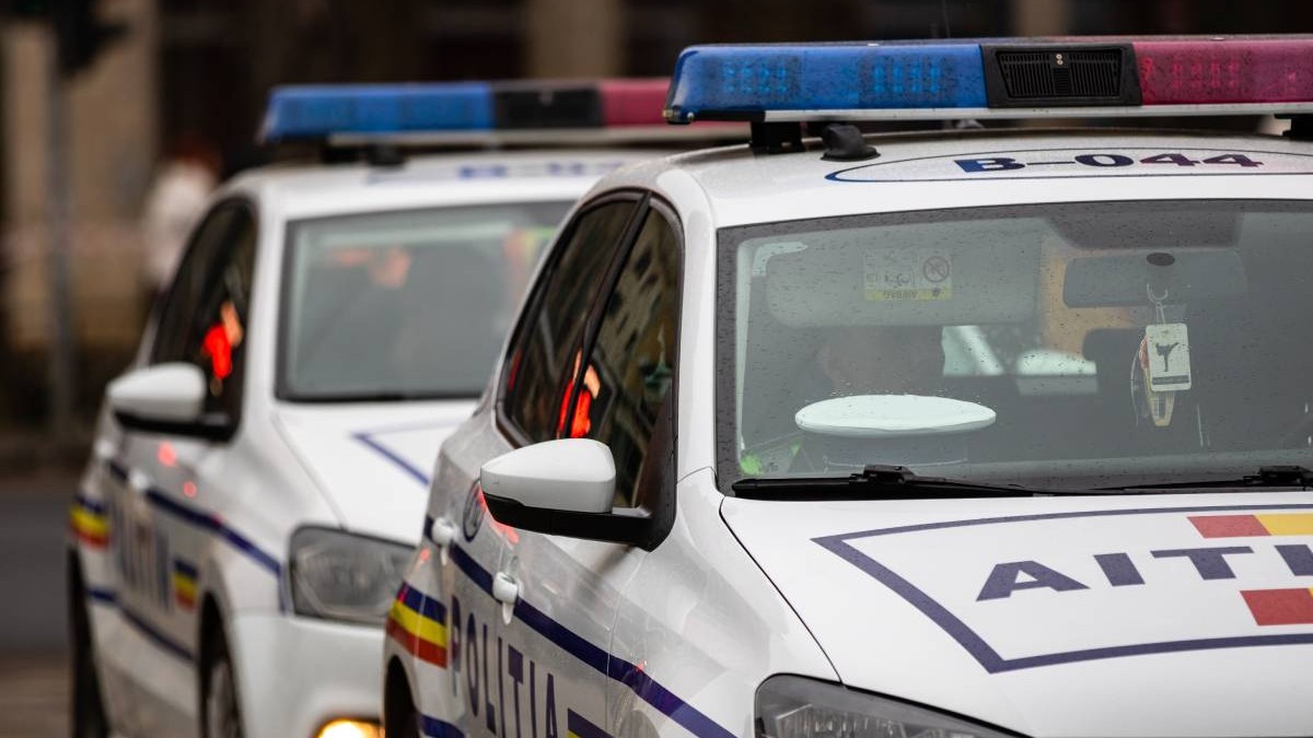 imagine cu doua masini de politie cu girofar, una in spatele celeilalte