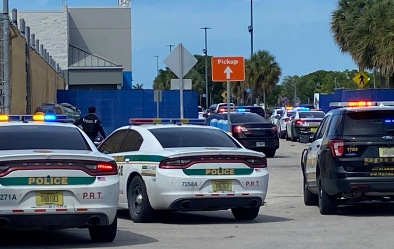 Doi polițiști americani au fost împușcați, după ce au oprit o mașină pe o stradă din Orlando