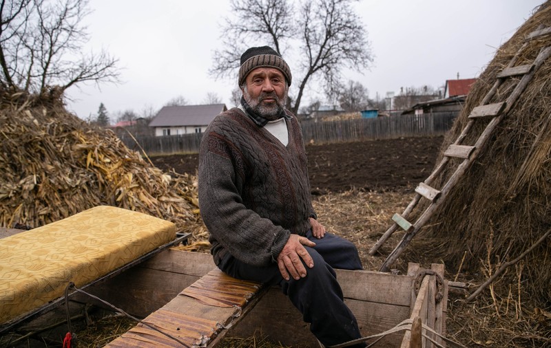Povestea din spatele fotografiei cu copiii duși cu căruța la școală: puștii stau fără părinți, școala nu-i ajută cu microbuzul, iar unchiul se descurcă cum poate