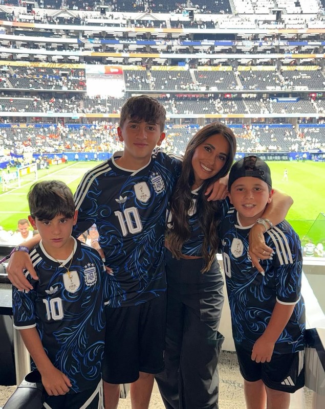 Imagini rare cu familia lui Messi. Soția și copiii îl susțin la fiecare meci: „Ce privilegiu este să te văd făcând istorie
