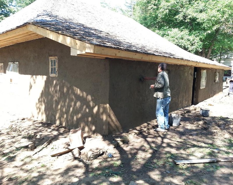 Clacă la casa lui George Enescu! Voluntarii au reparat pereții cu mâinile goale