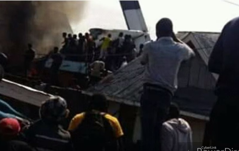 Un avion s-a prăbușit într-un cartier de case, în Congo. Zeci de morți