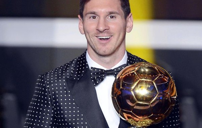 Messi a câştigat Balonul de Aur, dar toată lumea a râs de costumul lui de la ceremonie. Vezi ce penibil s-a îmbrăcat! | FOTO