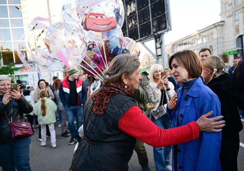 Președintele Maia Sandu, în centrul Chișinăului, în timpul unei celebrări Sursa: PROFIMEDIA