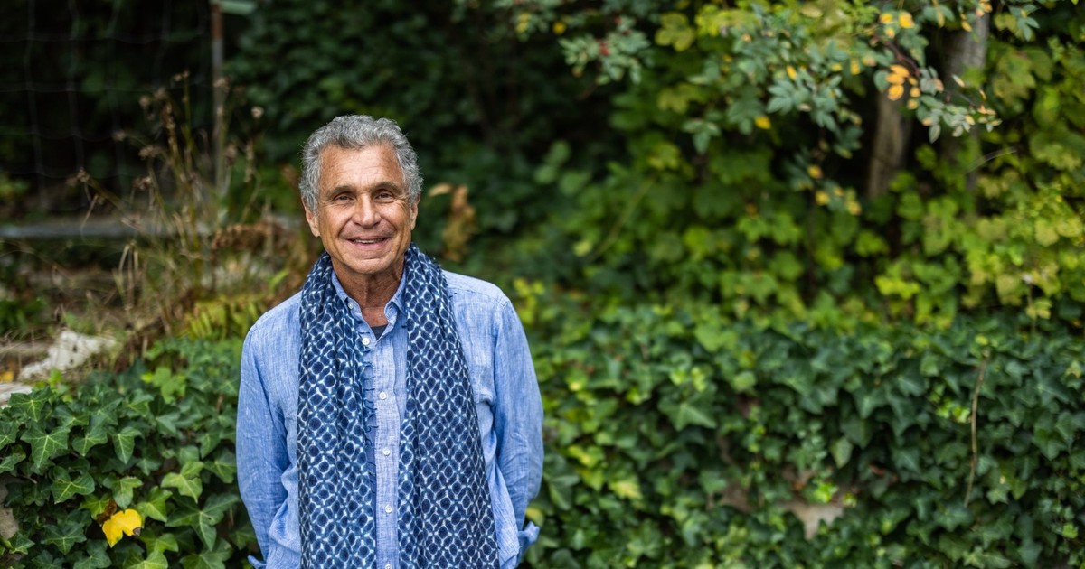 dr Alberto Vilodo in mijlocul naturii, imbracat ina lbastru cu o esarfa lunga la gar