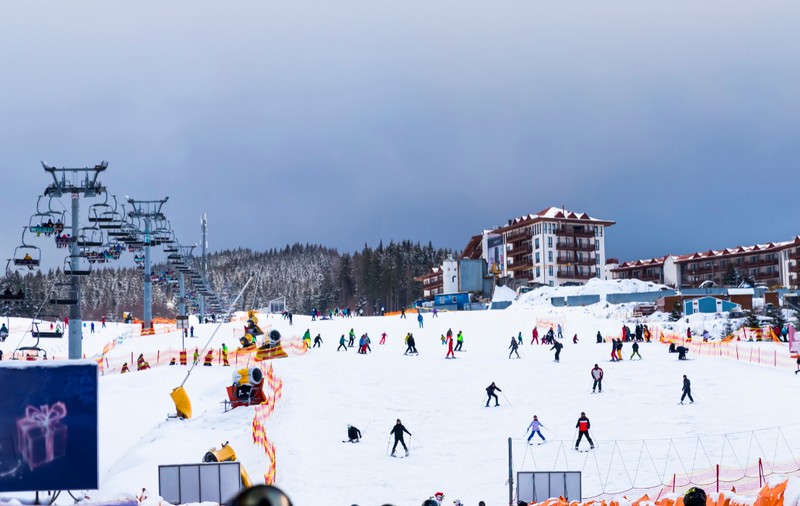 Cât plătesc românii pentru o vacanță la schi în Ucraina: tarifele pentru cazare, skipass și echipamente în Bukovel