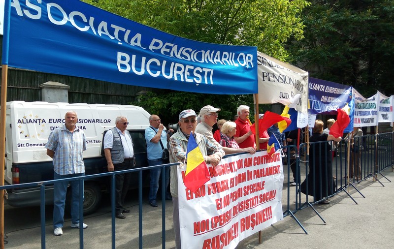 Pensionarii cer pensii ca înainte de '89, de 2.500 de lei