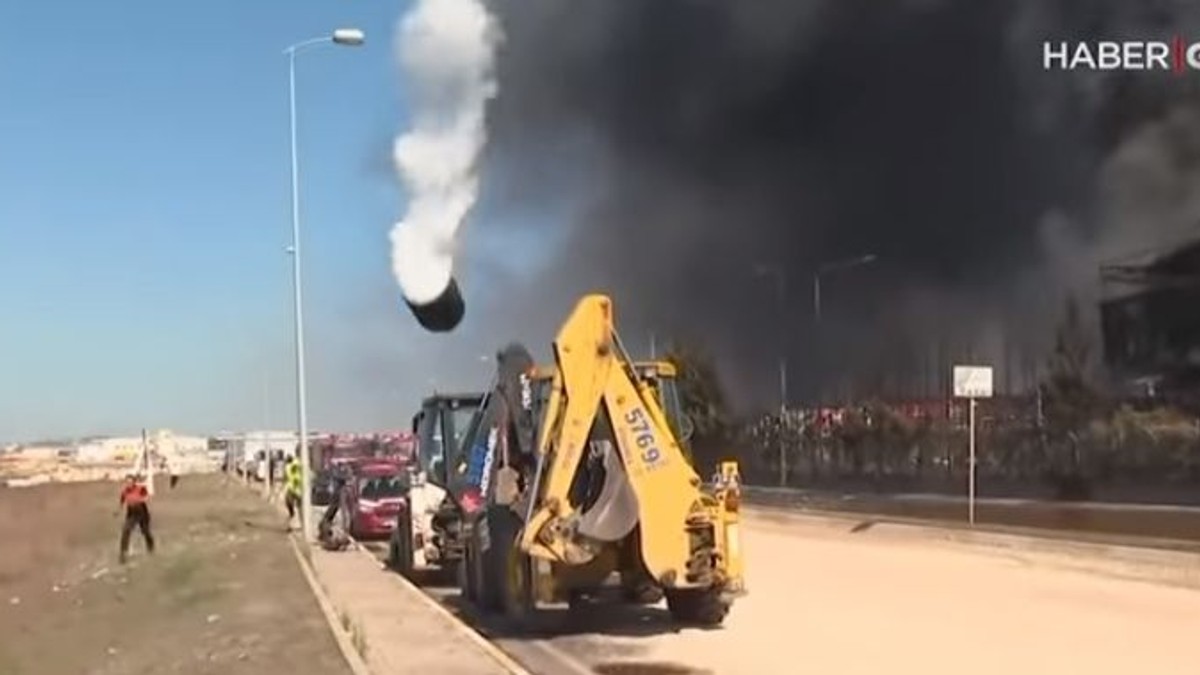 Explozie la o fabrică de lângă Istanbul. Un rezervor a zburat fix peste mașinile parcate pe o stradă din apropiere