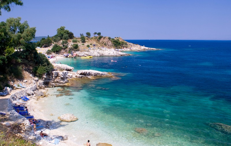 O mamă s-a înecat luată de valuri de pe o plajă din Corfu, chiar sub ochii fiului și soțului ei