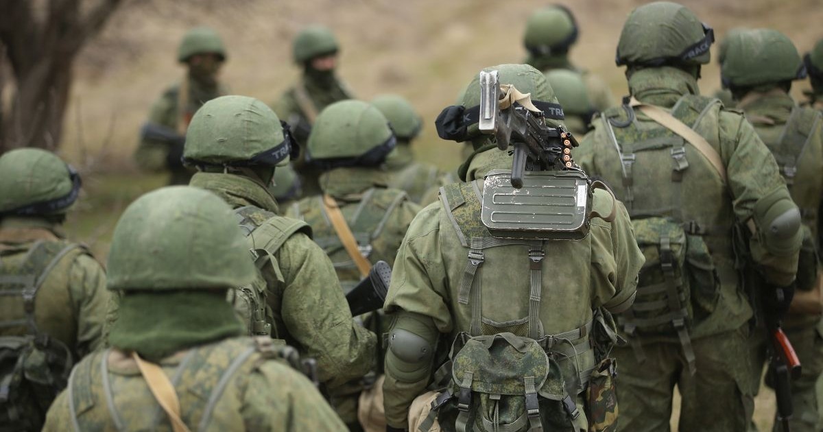 Mia mulți militari ruși merg în coloană spre o poziție defensivă pe care urmează să o ocupe în Ucraina