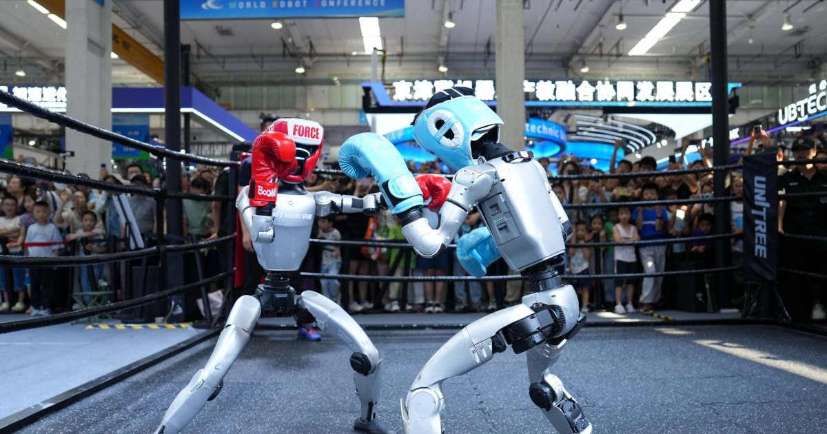 Doi roboți umanoizi concurează la box, în timpul Jocurilor Mondiale ale Roboților (WRC) 2025 de la Beijing, China, august 2025