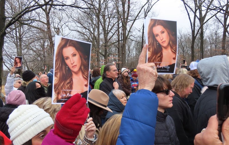Lisa Marie Presley a fost înmormântată. Sute de persoane au mers la conacul care i-a aparținut lui Elvis ca să-i aducă un omagiu