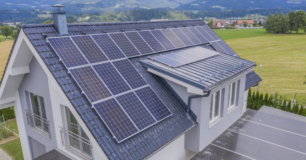 casă cu panouri fotovoltaice montate pe acoperiș