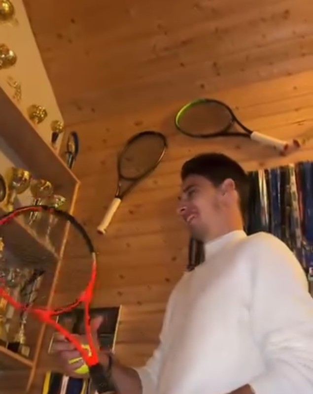Imagini din casa părinților lui Victor Cornea, din Sibiu. Andreea Bălan a arătat toate medaliile, cupele și diplomele pe care logodnicul ei le are