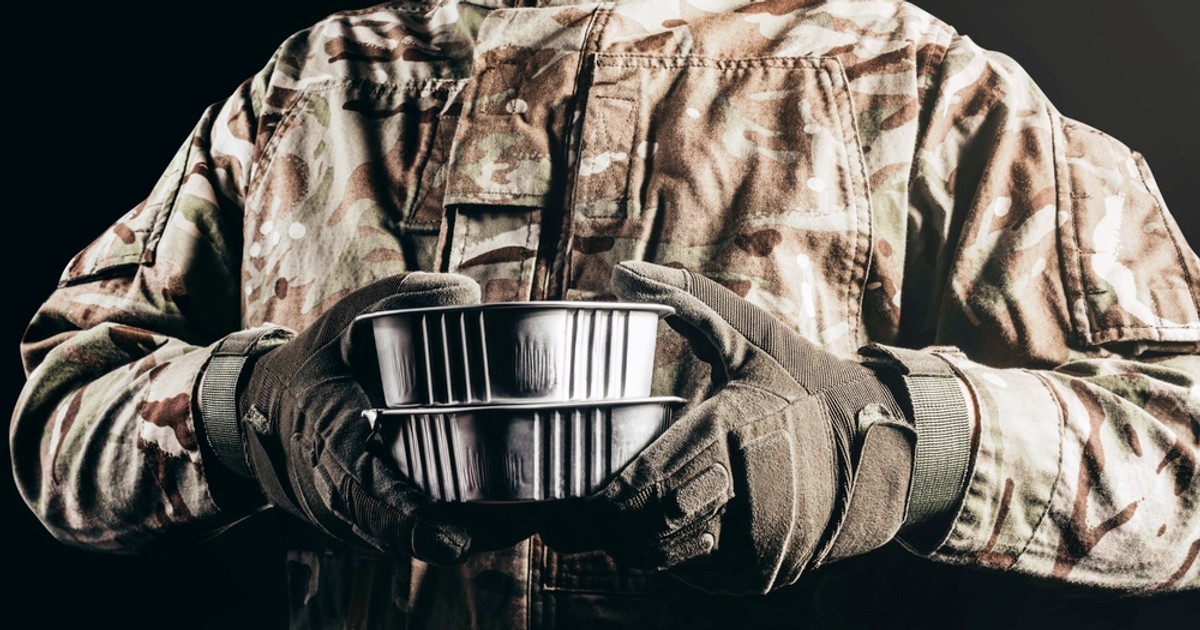 MRE-ratii militare- Un soldat tine in maini ratia lui