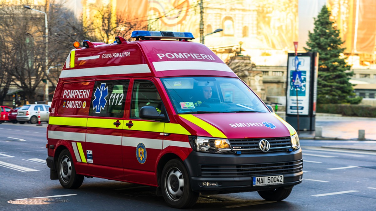 O ambulanță SMURD, în timp ce circula pe o stradă