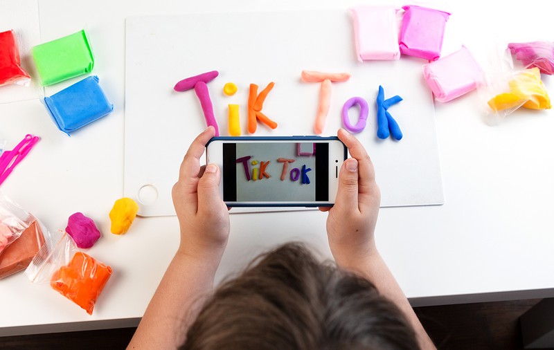 Educația clasică presupune perseverență. Cea modernă vrea să fie plăcută. Așa a apărut Tik-Tok, ca substitut pedagogic