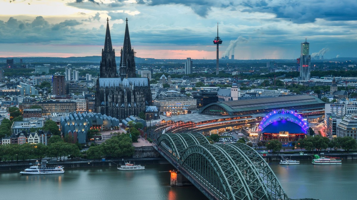 Imaginea aeriană a orașului Köln, se vede Domul și un pod peste Rin