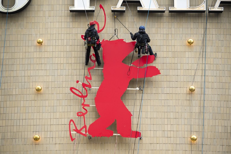 Sigla Berlinalei e instalată pe fațada Palatului Zoo din Berlin | Foto: Hepta