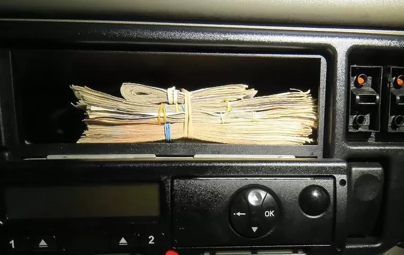 Șofer român de TIR prins cu aproape 50.000 de euro ascunși în cabină, lăsat fără camion și condamnat la 9 ani de închisoare, în Marea Britanie