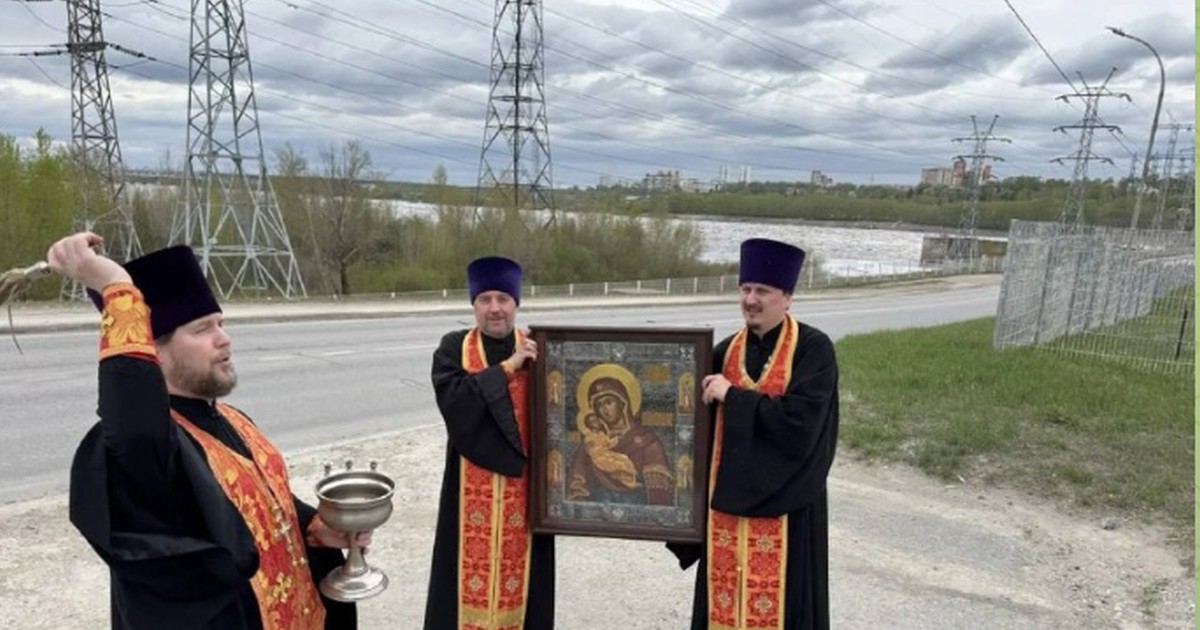 Preoți cu o icoană a Maicii Domnului țin o slujbă pe stradă în Perm din Rusia pentru a „ proteja orașul” de dronele ucrainene, mai 2026